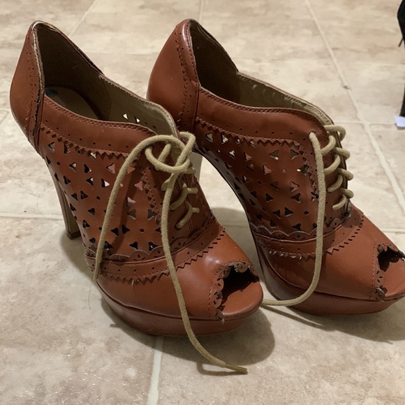 Size 6.5 - Picture 2 of 2